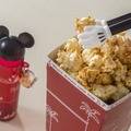 【ディズニー】トングで食べれば手が汚れない！新デザインのポップコーンバケットもパークに登場・画像