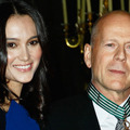 仏芸術文化勲章の最高章・コマンドゥールを授与されたブルース・ウィリスと妻のエマ・ヘミング -(C) Getty Images