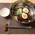 韓国のジャージャー麺（チャジャンミョン）はチュンジャンという黒い大豆味噌がベース