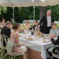 南仏の別荘で食事を楽しむクローリー家の面々をとらえる『ダウントン・アビー／新たなる時代へ』本編映像・画像