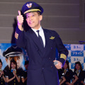 『フライト』公開直前イベントに登場した“一日機長”の柳沢慎吾＆「モデルガールズ」