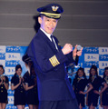 『フライト』公開直前イベントに登場した“一日機長”の柳沢慎吾＆「モデルガールズ」