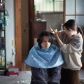上白石萌音、松村北斗の髪を切る重要シーン『夜明けのすべて』メイキング＆本編映像・画像