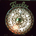 フィスラー×多摩美術大学の産学共同プロジェクトによって制作された「T!c Toc」。フィスラーの圧力鍋60個を使って作られた時計は、家族がそろって食事をする7時になるとロゴが重なり、光り輝く。