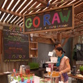 「GO RAW」の看板が目を引くお店では、フレッシュなスムージーが人気。