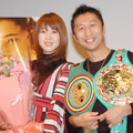 『マリア』試写会に登場した内藤大助・真弓夫妻。左肩に掛かっているのは本物のWBC世界フライ級チャンピオンベルト