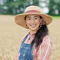 「畑ガイド」の第一人者であり、「いただきますカンパニー」代表 いのくちふみこさん。日本やカナダでの農場実習やガイド業を経て、「いただきますの気持ちを育みたい」と 2011 年事業開始。畑ガイド事業をはじめ、地域への食育事業にも取り組む。二児の母。