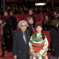 ベルリン国際映画祭・レッドカーペットでの山田洋次監督＆黒木華　(c) JEAN-LOUIS TORNATO