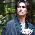 北村一輝（斑目久太郎）＆白猫・玉之丞／『猫侍』 -(C) 2013「猫侍」製作委員会