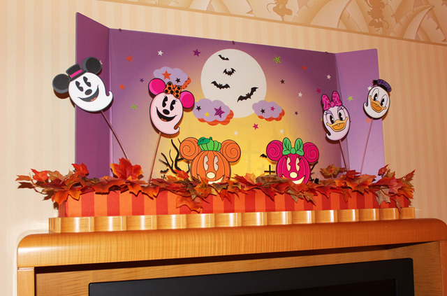 「ハロウィーン」デコレーションの客室／(C)  Disney