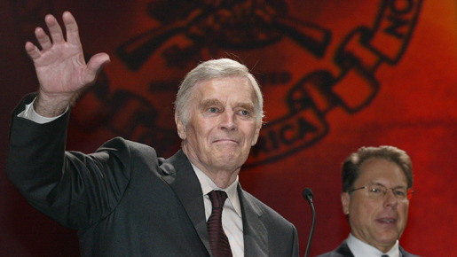 2003年4月に開催された全米ライフル協会の会合でスピーチするチャールトン・ヘストン　-(C) Reuters/AFLO