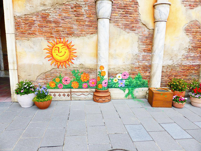 パラッツォ・カナルの壁に描かれた太陽や花の絵