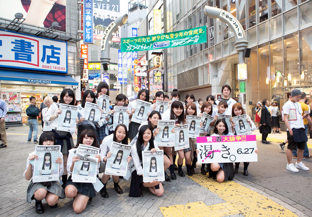 藤島加奈子さんの捜索に乗り出した、30人の女子高生たち in 渋谷／『渇き。』-(C) 2014　「渇き。」製作委員会