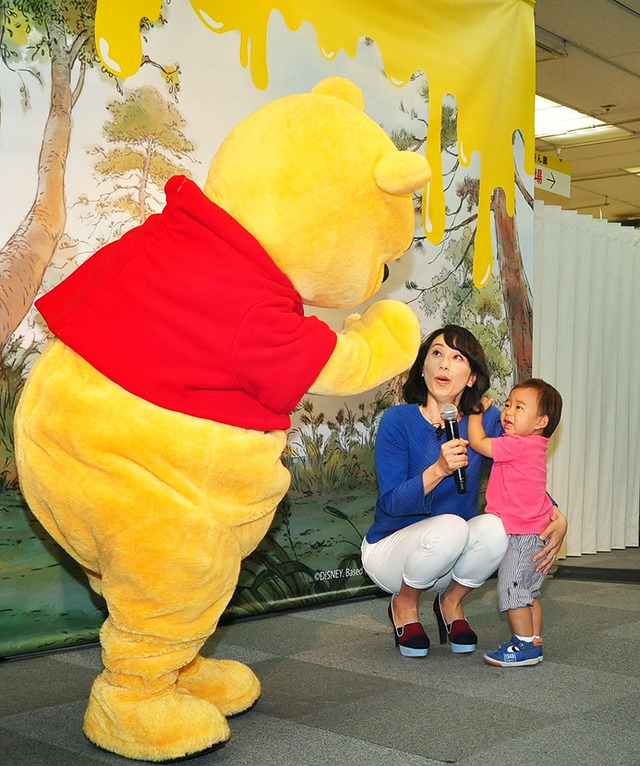 東尾理子＆理汰郎くん＆プーさん／「くまのプーさん展 WINNIE THE POOH EXHIBITION」オープニングイベント