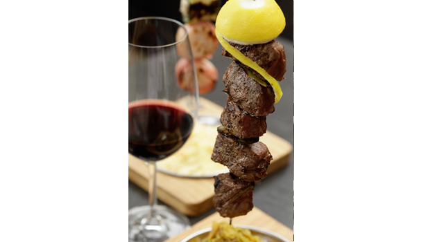 イタリアン料理店「AWkitchen」の新業態店舗として誕生した「AW 55」おすすめメニューの肉の串刺しグリル“エスペターダ”。