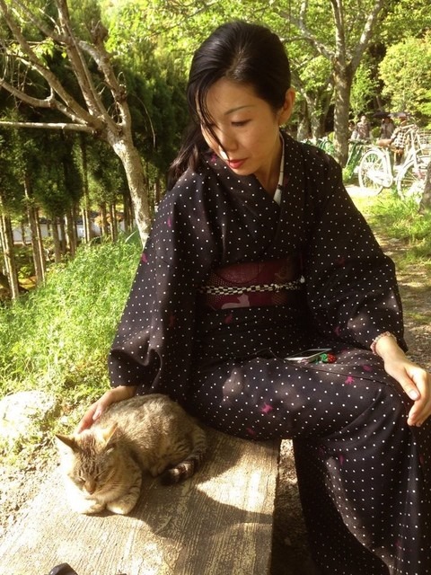 「カフェ・ギャラリー ねこまる茶房」店長の丸山晶代さんと愛猫