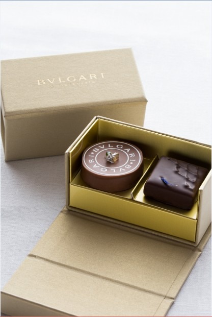 銀座タワー内の工房にてショコラティエによって伝統的な技法により作られているチョコレート・ジェムズは、ウエディングの日付と、新郎新婦のネーム入りのボックスで用意。