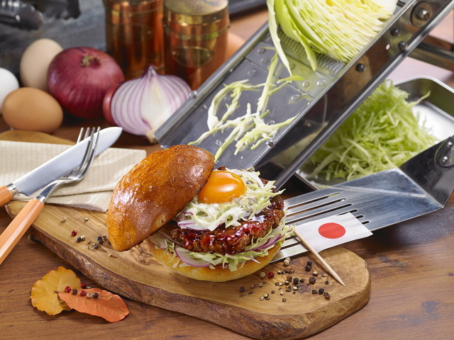東京国際映画祭にちなんで発表された、須賀氏による照り焼き味の特製ハンバーガー「Tokyo Teriyaki バーガー」（1,000円）。