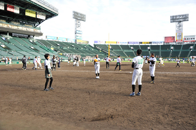 「甲子園キャッチボール」に参加するキャスト陣