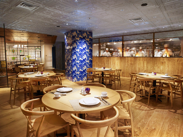硝子張りのライブキッチンを中心に展開される中国料理 王朝の店内。19種類もの椅子と25種類ともいうテーブルが配置され、最大40名様まで収容可能な大小７部屋の個室とセミプライベートルームも完備。