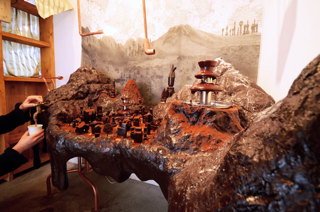 クリエイティブスタジオ「クローカ」が手掛けたインスタレーション“ホットチョコレートマシーン”