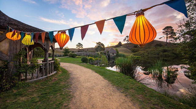 ホビット庄ナイト・ツアー-(C) “Hobbiton Movie Set Tours” for Hobbiton