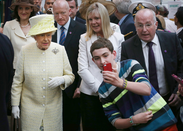エリザベス女王とセルフィーする青年-(C) Getty Images