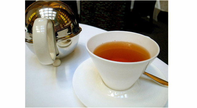 シンガポールのお茶の専門店「TWG Tea」社の香り豊かな紅茶を用意。同じ茶葉でも、使用する水が硬水か軟水かで味わいも異なる。