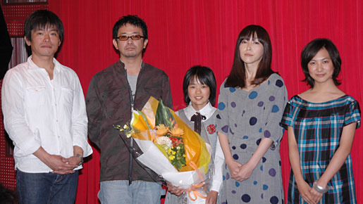 『コドモのコドモ』初日舞台挨拶。（左から）萩生田宏治監督、奥田民生、甘利はるな、麻生久美子、谷村美月。