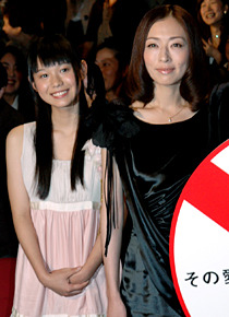 親子を演じた松雪泰子と金澤美穂。