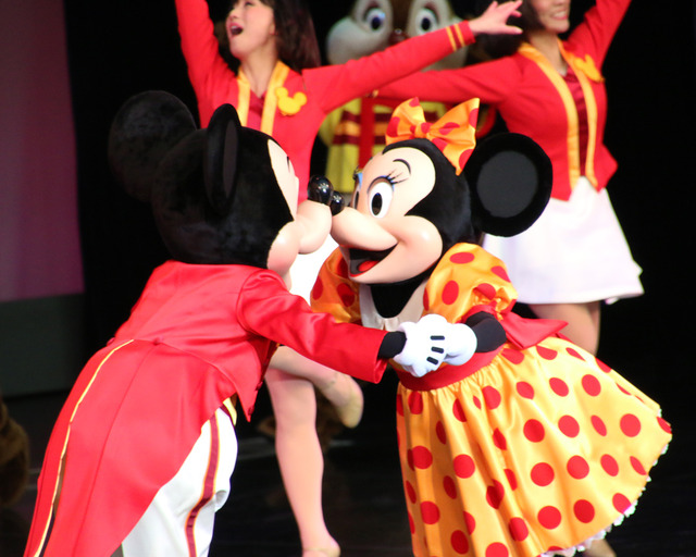 新成人たちをお祝いするミッキー・マウスたち／平成26年度浦安市成人式 in 東京ディズニーランド