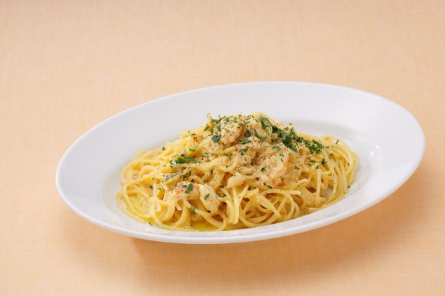 渋谷ヒカリエのレストランに糀のパワーを活かしたオリジナルメニューが登場。南イタリア料理を提供する「CAPRICCI（カプリッチ）」では、「生しょうゆ糀に漬けた卵黄とズワイガニのカルボナーラ」を提供する。