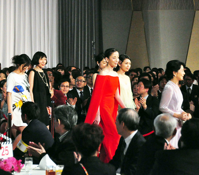 レッドカーペットを歩く、宮沢りえは真っ赤なドレス姿で他の「優秀賞受賞者」の5名／第38回日本アカデミー賞