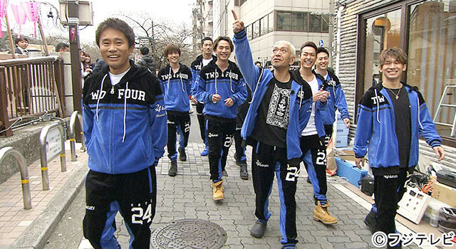 「三代目J Soul Brothers」と街歩きを楽しむ、浜田雅功＆松本人志