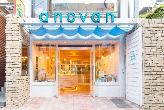 表参道にオープンした「anovan」。女性好みのポップで明るい店舗。