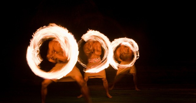サモアの戦士の民族舞踊であるファイヤーナイフダンスは、迫力満点。