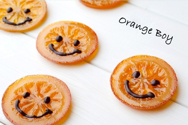 スペイン産オレンジにビターチョコレートでキュートなスマイルを描いた「オランジェボーイ」378円。