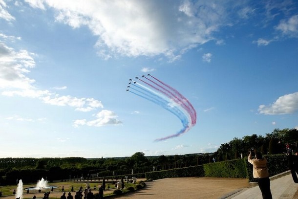 フランス空軍のアクロバット飛行によるパフォーマンス：ヴェルサイユ宮殿で開かれた「マーテル」のメゾン300周年を祝うセレブレーションにて。