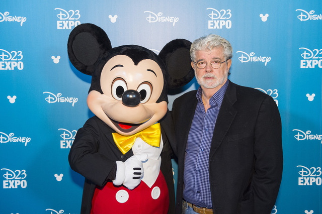 「D23EXPO 2015」に登場したジョージ・ルーカス＆ミッキーマウス／(C)2015Lucasfilm Ltd. & TM. All Rights Reserved