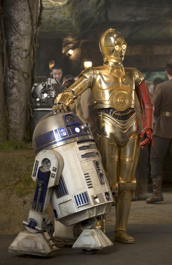 R2-D2とC-３PO／『スター・ウォーズ／フォースの覚醒』- (C) 2015Lucasfilm-Ltd.-&-TM