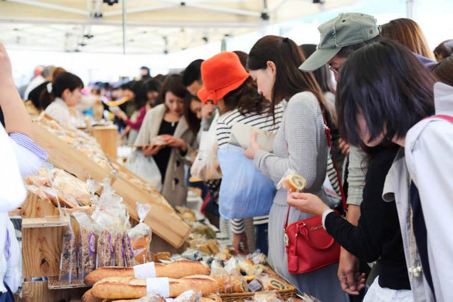 第7回「青山パン祭り」が国連大学前広場にて開催