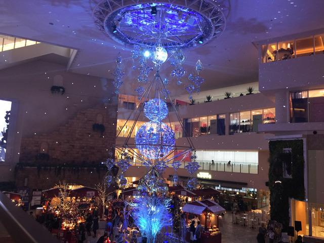 阪急うめだ本店でクリスマスイベントとして全長8mの「ミラーボールヒンメリ」が展示
