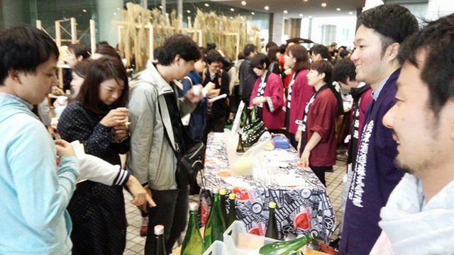 豊富な種類の日本酒が楽しめる日本酒マーケット「アオヤマ サケ フリー」が開催