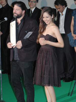 審査員特別賞を受賞し笑顔のセバスチャン・コルデロ監督とマルチナ・ガルシア