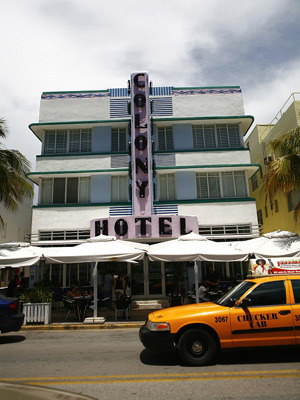 オーシャン・ドライヴにあるホテル・コロニーも劇中に登場。