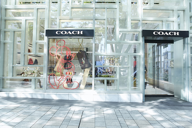 コーチがディズニーとコラボレートした限定コレクション「Disney × Coach」を発売