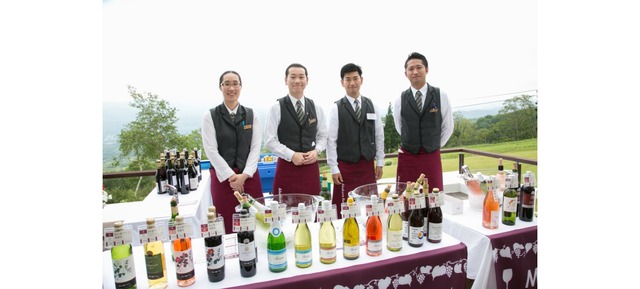 新潟、長野、山梨の3県からセレクトした国産ワイン20種以上を揃える