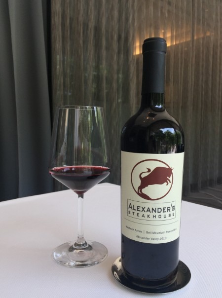 「アレクサンダーズ ステーキハウス」常時約500種類のワインを用意するワインセラー