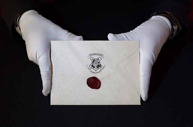 『ハリー・ポッターと賢者の石』からはシールワックスで封をされたホグワーツ魔法魔術学校からハリー・ポッター宛に送られた入学許可の手紙-(C)Getty Images