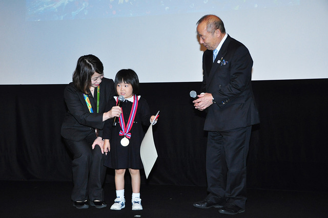 受賞した奥なぎさちゃんと三宅宏実と三宅義行『ファンタスティック・ビーストと魔法使いの旅』イラストコンテスト表彰式